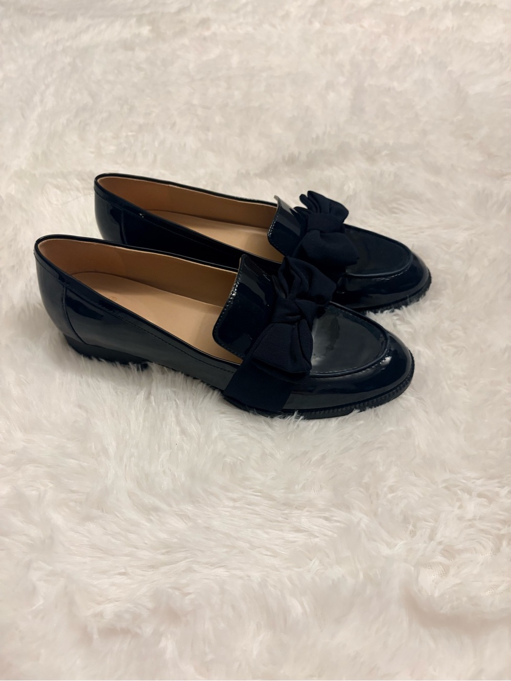 Bandolino Navy Patent Bow Loafer. Never worn. - Picture 4 of 12